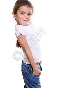 穿着蓝牛仔裤的漂亮小女孩肖像女孩牛仔裤头发生活女儿蓝色女性孩子童年图片