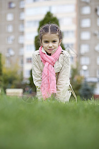 秋天公园的小女孩黑发闲暇笑声女学生女孩头发植物公园街道女性图片