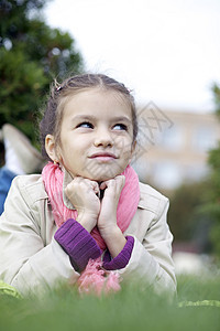 秋天公园的小女孩幸福女性黑发女学生笑声微笑头发女孩公园快乐图片