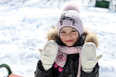冬天公园中美丽的小女孩童年季节女孩手套闲暇衣服女性孩子快乐女学生图片