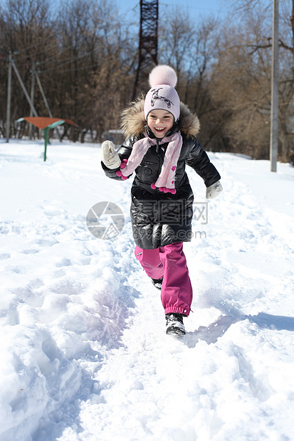 冬天公园中美丽的小女孩手套季节乐趣女孩女性女学生孩子帽子天气公园图片