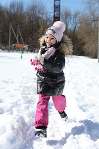 冬天公园中美丽的小女孩童年微笑天气衣服喜悦快乐季节闲暇手套女性图片