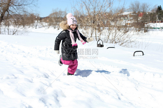 冬天公园中美丽的小女孩童年季节乐趣衣服喜悦女性快乐女学生天气帽子图片
