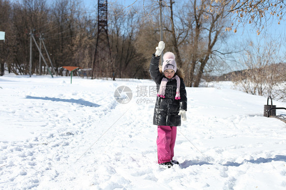 冬天公园中美丽的小女孩喜悦女学生孩子女孩天气乐趣衣服快乐手套童年图片