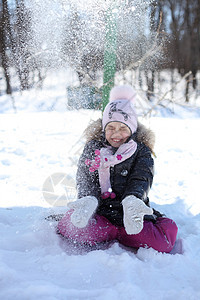 冬天公园中美丽的小女孩手套闲暇孩子乐趣快乐微笑衣服女学生童年天气图片