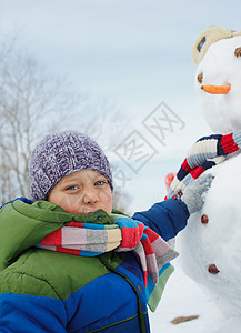 男孩做雪人衣服孩子活动夹克乡村农村帽子娱乐闲暇摄影图片