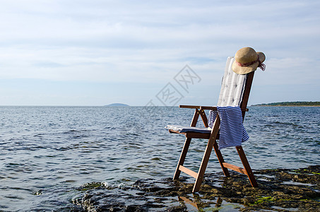 以海上的海洋盟誓乐趣草帽场景座位阳光支撑椅子海景娱乐海岸线图片