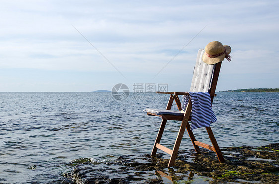 以海上的海洋盟誓乐趣草帽场景座位阳光支撑椅子海景娱乐海岸线图片