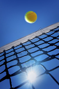 过网网球蓝色黄色飞行运动天空活动背景图片