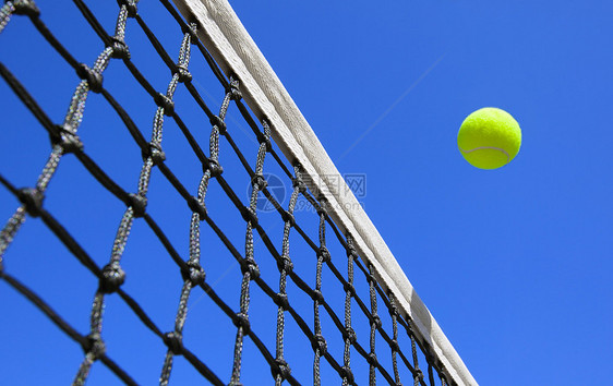 网球在法院上运动蓝色天空活动黄色图片
