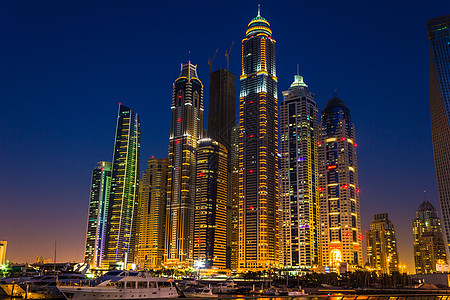 2012年11月14日 UAE 迪拜Marina的夜生活场景天际运输摩天大楼灯光窗户市中心住宅景观天空图片