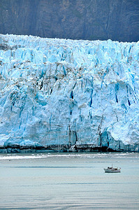 冰川旁边的船蓝色爬坡冰山山脉丘陵背景图片