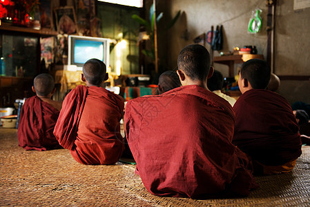 佛教和尚享受电视秀图片