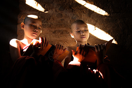 两本东南亚小僧侣读物书图片