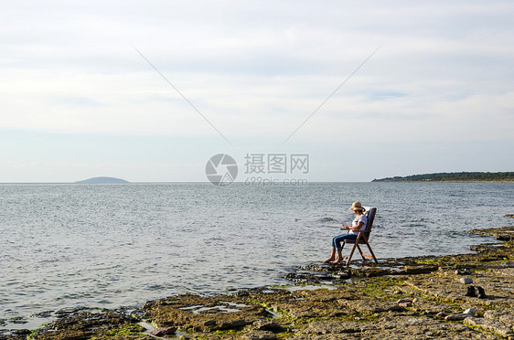 平板岩石海岸的放松图片