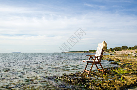 海岸主席座位草帽娱乐岩石闲暇乐趣晴天美丽阳光场景图片