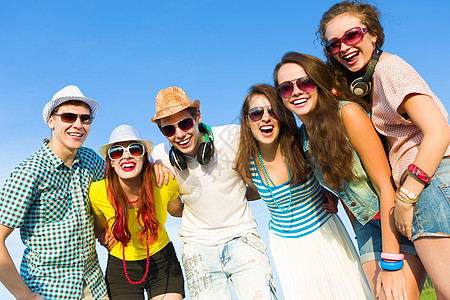 青年群体和年轻人群体微笑衣服朋友们音乐青少年晴天乐趣假期男性帽子图片
