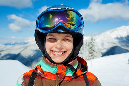 女孩在滑雪板上孩子们背光自由运动员季节滑雪者粉末越野风镜婴儿图片