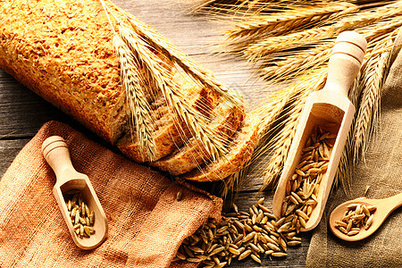 雷耶小溪和面包仍然活在木木本底谷物木板麻布乡村收成耳朵桌子小麦粮食烹饪图片