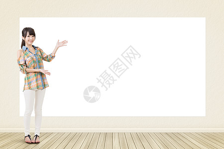 显示空白横幅的亚洲妇女女性白色套装展示卡片标语纸板广告牌海报木板图片