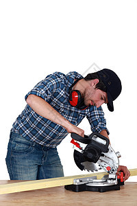 男人用手甲锯格子牙齿力量木工耳套木匠木头风险操作刀刃图片