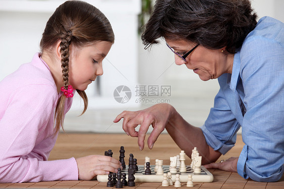 和奶奶一起下棋图片