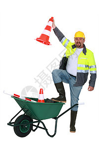 带锥形和手推车的交通工人图片