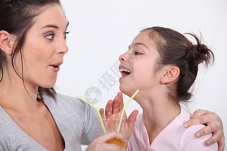 母亲和女儿喝着同一杯酒图片