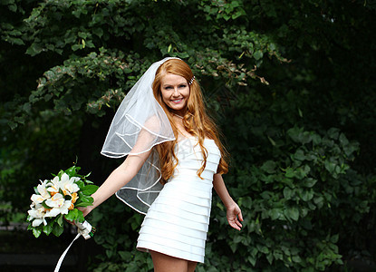 穿着婚纱的美丽红发新娘公园幸福花朵女孩女性派对女士青年花束婚礼图片