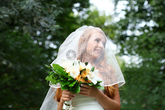 穿着婚纱的美丽红发新娘女孩微笑女性派对花朵幸福裙子女士花束婚礼图片