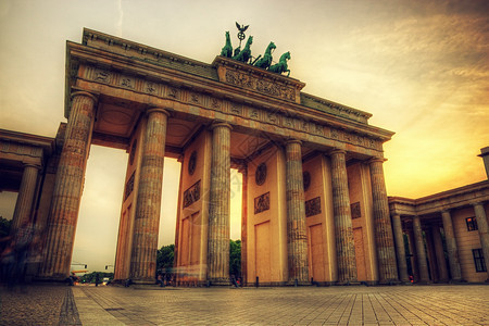 德国柏林勃兰登堡门建筑学广场雕像景观观光历史性日落城市地标场景图片