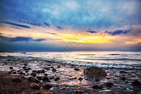 在一个岩石海滩上的戏剧性日出 波罗的海天空天气蓝色海岸旅行风景支撑场景海岸线海浪图片