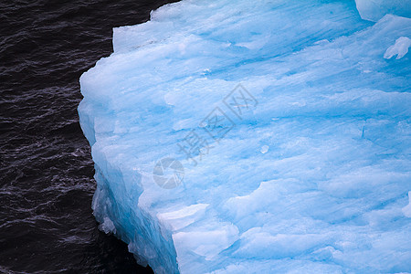 北极海洋的蓝色冰山图片