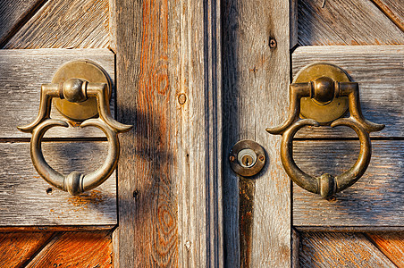 旧铜门把手房子入口建筑木头历史性黄铜青铜建筑学金属门把手图片
