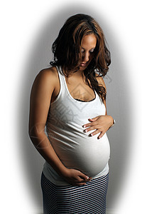 美丽的多种族妇女 怀孕8个月(2)背景图片