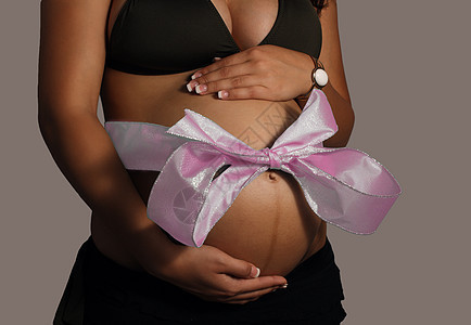育有粉色弓的孕妇图片