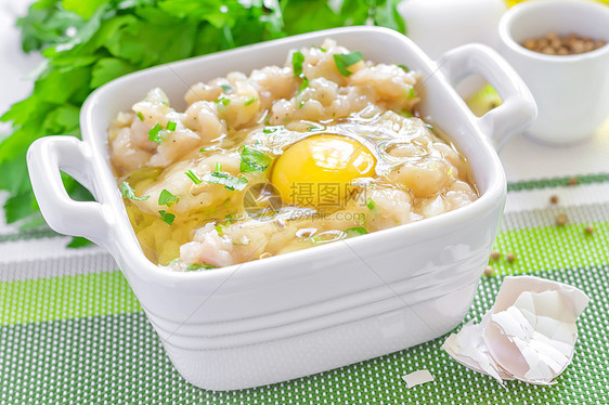 排水鸡鸡茸蛋壳厨房地面食谱家禽胸部烹饪桌子营养图片