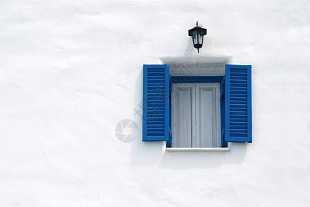 白墙上的蓝色窗口构造风景房间房子家具村庄框架建筑装饰品场景图片
