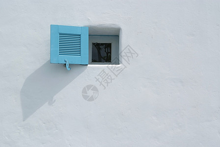 白墙上的蓝色窗口框架公寓窗户房间风景房子建筑学艺术家具场景图片