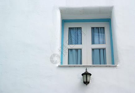 白墙上的蓝色窗口场景公寓艺术建筑粉饰风景村庄房子房间框架背景图片