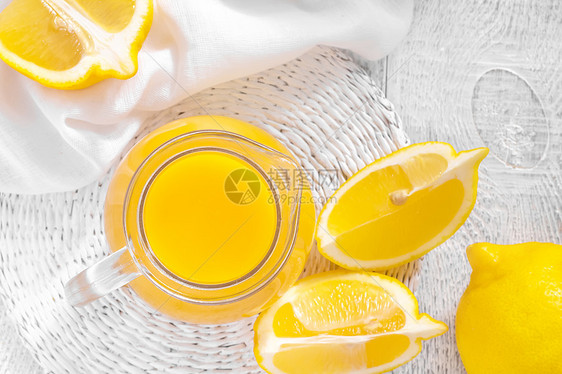 柠檬汁香橼饮料玻璃热带水果桌子液体投手早餐果汁图片