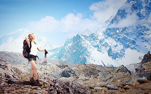 青年妇女登山女运动登山者游客旅行家冒险远足者成功女孩高山远足图片