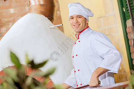 年轻男厨师面团餐厅厨房烘烤火炉食物糕点男人微笑面包图片