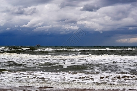 下雨的天气下海浪天空风暴地平线图片