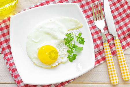 煎蛋服务盘子餐厅油炸营养蛋黄烹饪午餐桌子香菜图片