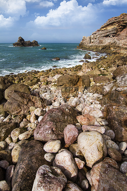 美丽的海岸藻园晴天白色石头蓝色卵石海岸线悬崖旅游风景旅行图片