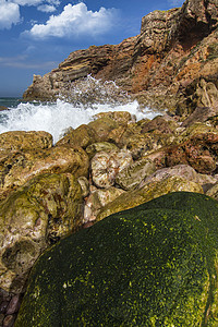 美丽的海岸藻园蓝色波浪假期海岸线旅行风景石头卵石旅游晴天图片