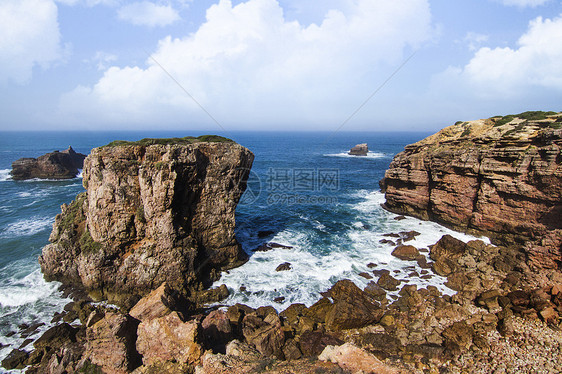 美丽的海岸藻园风景卵石晴天海岸线白色波浪石头蓝色海洋旅游图片