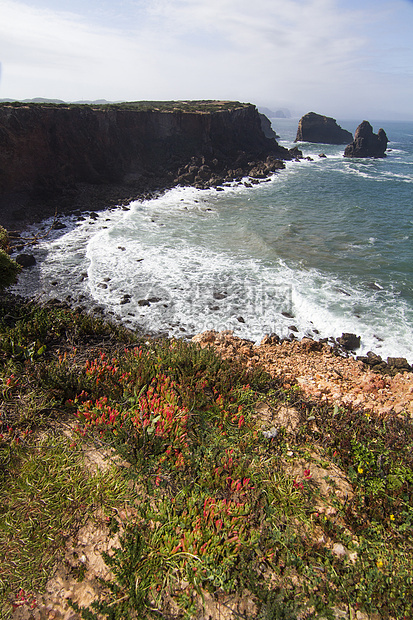 美丽的海岸藻园风景旅游白色卵石蓝色石头假期悬崖海洋波浪图片