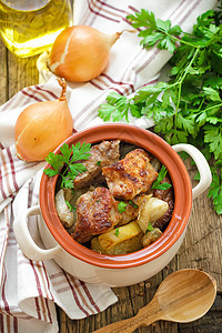 用土豆烤肉木头晚餐营养烹饪炖肉用餐猪肉蔬菜洋葱厨房图片